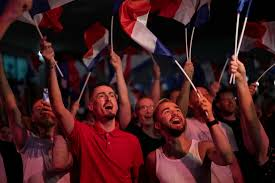 Le rassemblement place de la République à Paris ce dimanche 30 juin constitue une forme vibrante et palpable d’engagement civique en réponse aux résultats des élections législatives. De telles manifestations publiques à grande échelle soulignent la profondeur de la passion politique parmi les citoyens, en particulier parmi les plus jeunes. Les slogans « Tout le monde déteste le RN » et « Nous sommes tous antifascistes » font écho à une tendance mondiale plus large d’activisme politique mené par les jeunes, soulignant un désir collectif d’influencer le changement et de contrer les idéologies d’extrême droite.