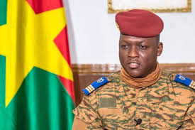 Selon un rapport officiel consulté ce jeudi par l’AFP, le gouvernement du Burkina Faso, pays sahélien sous régime militaire, a adopté en conseil des ministres un projet de loi interdisant notamment l’homosexualité.