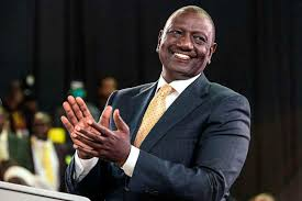 Ce dimanche 30 juin, le président du Kenya William Ruto a déclaré qu’il n’avait « aucun sang sur les mains » après la journée de manifestations antigouvernementales meurtrières du 25 juin, qui a entraîné 19 décès, un bilan inférieur à celui des organisations de défense des droits humains.Cette journée de mobilisation a été marquée par la prise d’assaut par des manifestants du Parlement, qui venait de voter un projet de budget 2024-25 condamné à l’augmentation des taxes. C’est le premier bilan clair donné. La foule avait alors été attaquée par la police à coups de feu réels.