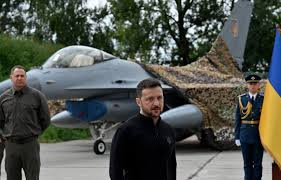 Après deux ans d’attente, l’Ukraine a enfin reçu ses premiers avions de combat occidentaux F-16. Cela marque une étape importante dans les efforts déployés par le pays pour moderniser ses capacités militaires et renforcer sa posture défensive. L’arrivée de ces avions avancés est un moment de satisfaction pour le président Volodymyr Zelensky, qui plaide depuis longtemps pour un tel soutien de la part des alliés occidentaux.